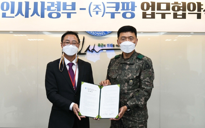 김명규 쿠팡 전무(사진 왼쪽)와 고태남 육군 인사사령관(사진 오른쪽)/사진 제공 = 쿠팡