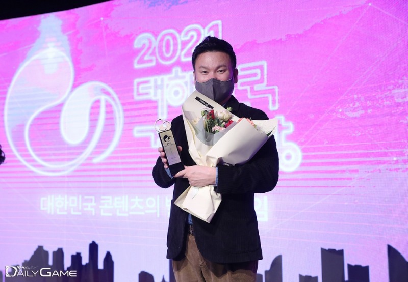 대상을 수상한 '오딘: 발할라 라이징' 개발사 라이온하트 스튜디오 김재영 대표.