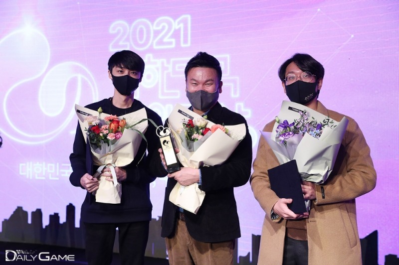 라이온하트 스튜디오 주요 개발진 단체 컷.