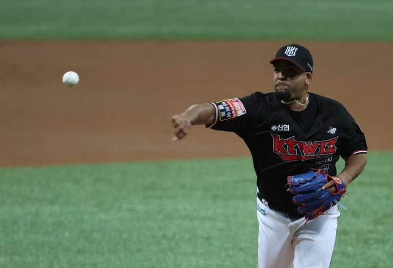 kt 선발 데스파이네는 6회 2사까지 두산 타선을 단 2안타 무실점으로 막아내 3차전 최우수선수로 선정됐다.