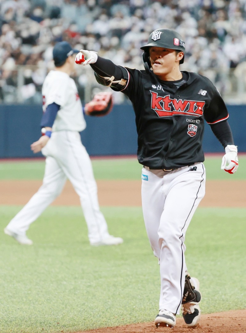 1점차로 간발의 리드를 지키던 7회초 1사 1, 3루에서 귀중한 추가점을 올리는 적시타를 날린 조용호가 환호하고 있다.