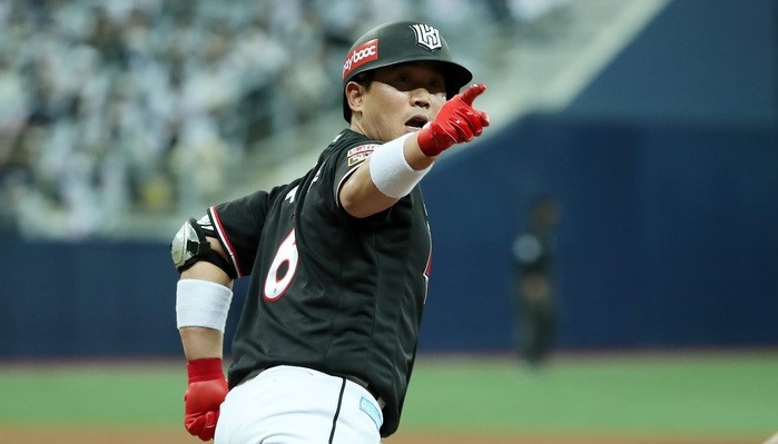 17일 오후 서울 구로구 고척스카이돔에서 열린 2021 KBO 한국시리즈 두산 베어스와 KT 위즈의 3차전 경기, 5회초 1사 주자없는 상황에서 KT 박경수가 좌익수 뒤 솔로 홈런을 날린 후 베이스를 돌고 있다.