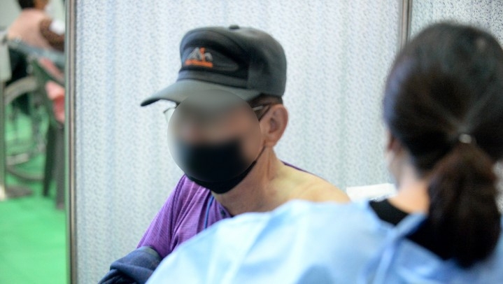 지난 15일 오전 광주 남구 다목적체육관 코로나19 예방접종센터에서 주민이 백신 추가접종(부스터샷)을 하고 있다.