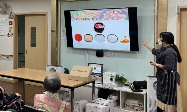 CJ프레시웨이, 요양원 어르신 대상 '고추장 만들기' 교실 진행