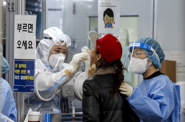 17일 오전 서울 송파구보건소에 설치된 코로나19 선별진료소를 찾은 시민들이 검사를 받고 있다.