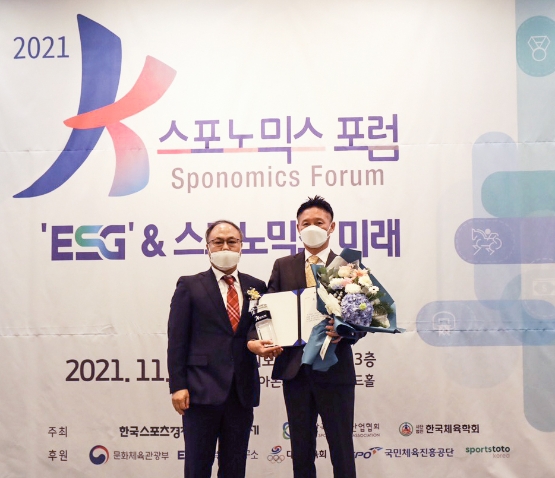 김진호 한국스포츠경제 편집인(왼쪽)과 주재현 동아오츠카 커뮤니케이션팀 부장(오른쪽)/사진 제공 = 동아오츠카