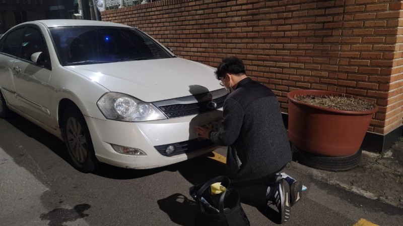 경기 용인시가 지방세체납차량의 번호판을 영치하고 있다.용인시 제공