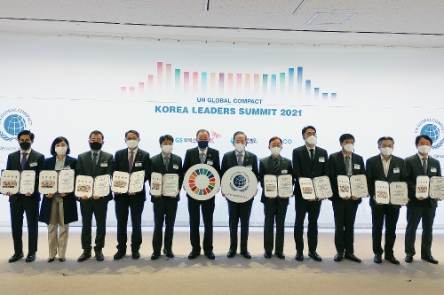 황상하 SH공사 기획경영본부장(왼쪽 네 번째)을 비롯하여 이번에 UNGC 리드회원으로 위촉된 기업 관계자들이 위촉증서를 들고 기념촬영을 하고 있다. 사진/= 서울주택도시공사 제공