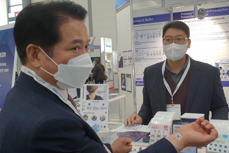 최대호 안양시장이 독일 뒤셀도르포 메디카21 안양시 부스를 찾아 직원들을 격려하고 있다.안양시 제공