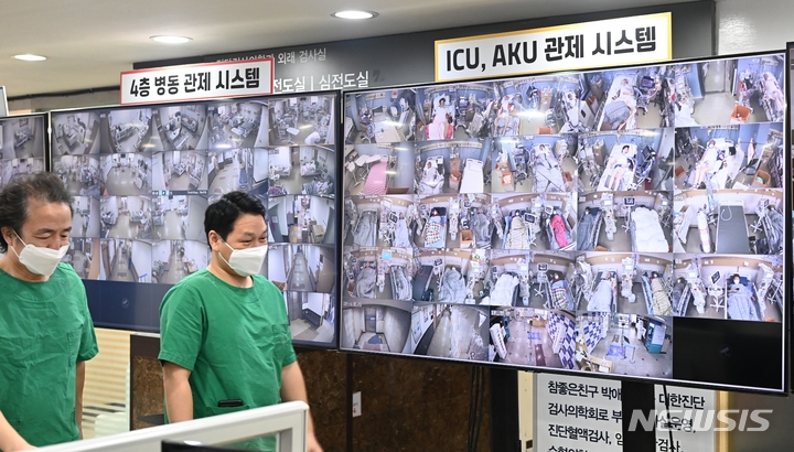 단계적 일상 회복 이후 코로나19 확산세가 이어지고 있는 15일 경기도 평택시 박애병원에서 의료진이 분주하게 움직이고 있다. 수도권 내 코로나19 중환자 병상 가동률은 '비상계획' 발동 수준인 75%를 넘었다.