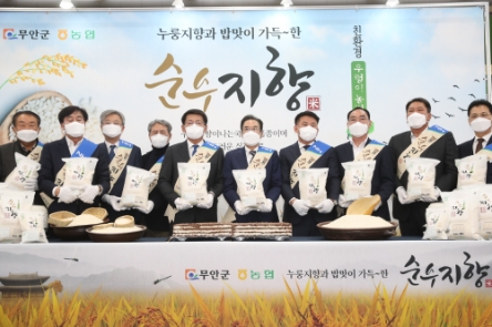 농협은 18일 고품질 브랜드 쌀「순수지향」을 출시하고 농협유통 양재점에서 기념행사를 실시했다. - 왼쪽에서 세번째(농협경제지주 장철훈 농업경제대표이사), 다섯번째(국회 농해수위 서삼석 의원), 여섯번째(농협중앙회 이성희 회장)사진 = 농협 제공