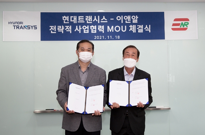 (왼쪽 현대트랜시스 시트연구개발사업부 이광로 상무, 오른쪽 ㈜이앤알 김호진 대표) /사진 제공 = 현대트랜시스