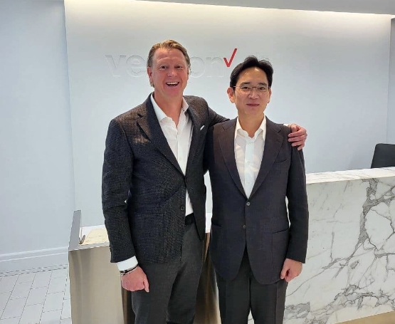  17일(현지시간) 미국 뉴저지주 버라이즌 본사에서 만난 이재용 삼성전자 부회장(오른쪽)과 한스 베스트베리 (Hans Vestberg) CEO(왼쪽)의 모습/사진 제공 = 삼성전자