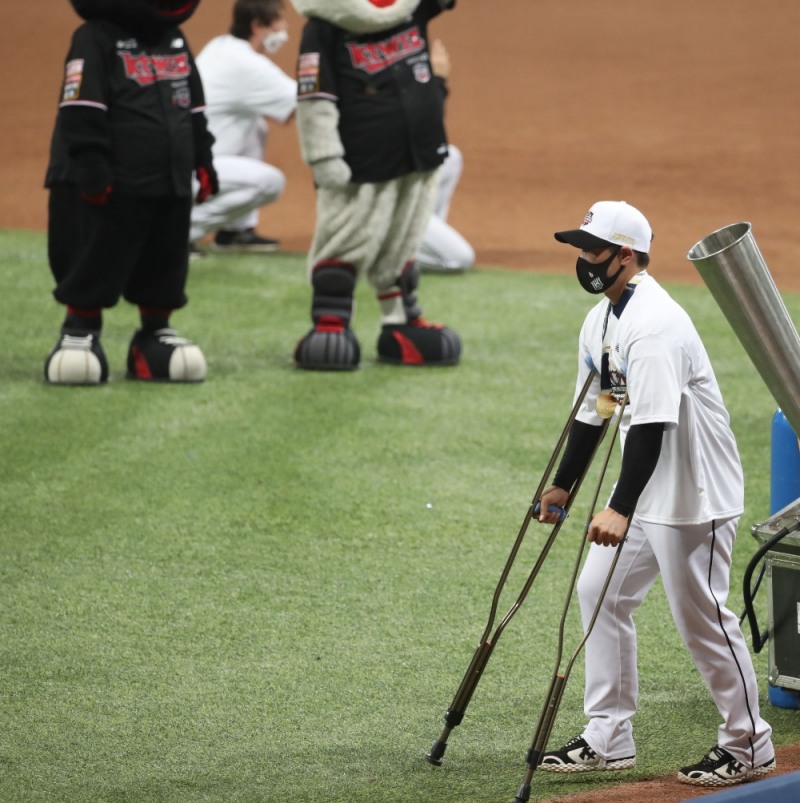 목발을 짚고 한국시리즈 최우수선수상을 수상한 박경수