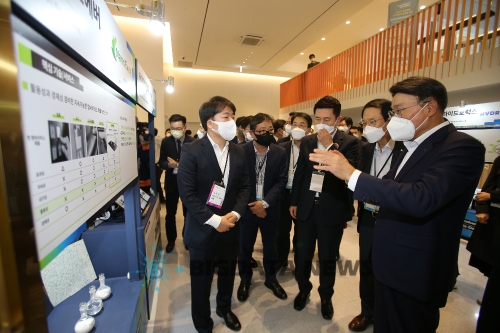 포스코그룹 최정우 회장(사진 맨 오른쪽)이 제22회 포스코 아이디어 마켓플레이스(Idea Market Place) 행사장을 둘러보며 벤처기업 나노에버 박지훈 대표에게 질문을 하고 있다/사진=광양제철소