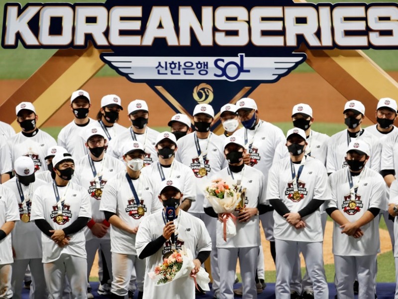 18일 오후 서울 구로구 고척스카이돔에서 열린 2021 KBO 한국시리즈 두산 베어스와 KT 위즈의 4차전 경기, KT가 8대4로 승리를 거둬 4연승으로 한국시리즈를 우승했다. 시상식에서 KT 박경수가 한국시리즈 MVP를 수상한 뒤 소감을 밝히고 있다.