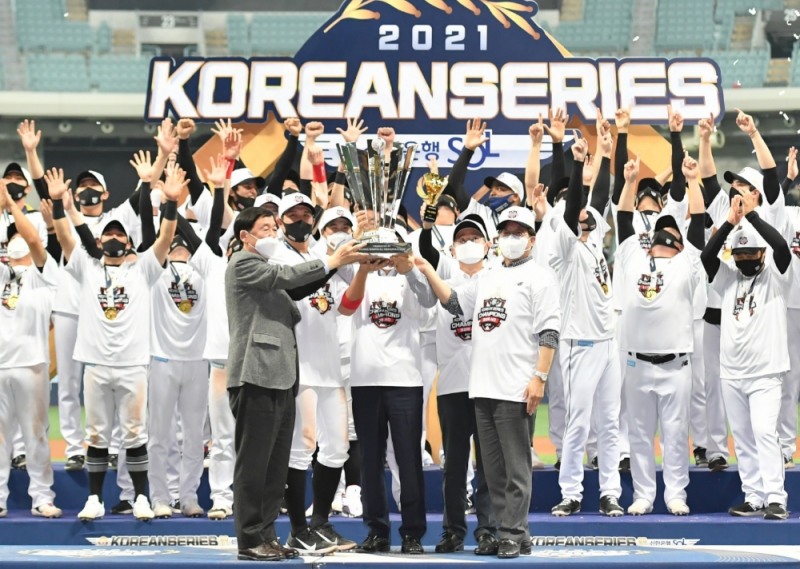 염태영수원시장이 한국시리즈에서 KT위즈 우승을 축하하고 있다.수원시제공