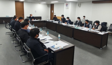 박경철 공단 이사장(가운데)를 비롯해 사업관계자들이 어촌뉴딜사업 집행률 제고를 위한 업무회의하는 모습./ 사진 = 한국어촌어항공단 제공