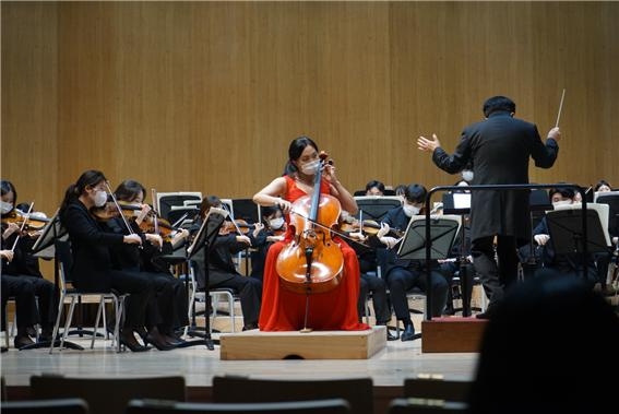 사진=첼리스트 박지원(전남대 4) 쇼스타코비치 첼로 협주곡 1번을 연주 중이다