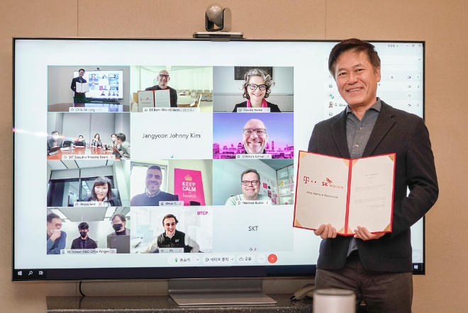 지난해 11월 박정호 SK스퀘어 부회장이 팀 회트게스(Tim Höttges) 도이치텔레콤 회장과 영상회의를 통해 기술 합작회사 테크메이커(Techmaker) 설립 계약을 맺고 있는 모습./사진 제공 = SK텔레콤