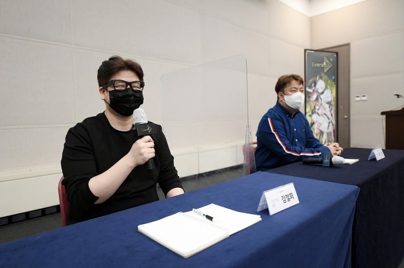 왼쪽부터 나인아크 김철희 PD, 이건 대표.