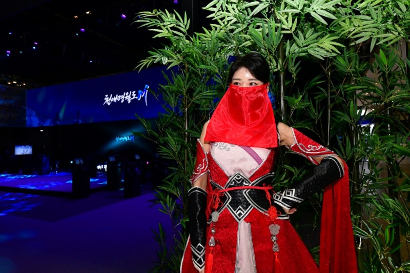 빨간 천으로 얼굴을 가렸지만 '천애명월도M' 부스걸의 미모는 가려지지 않는다.