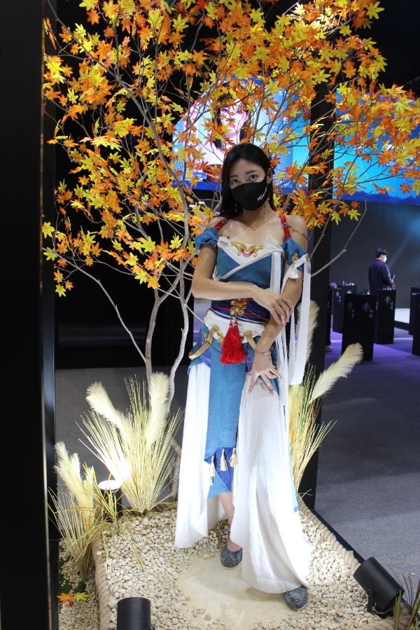 파란 의상이 잘 어울리는 '천애명월도M' 부스걸.