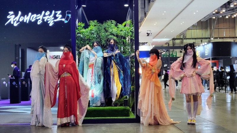 '천애명월도M' 부스걸 단체 사진 '찰칵'.