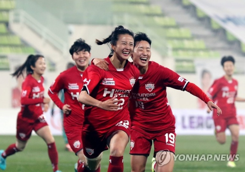 (인천=연합뉴스) 19일 인천 남동경기장에서 열린 2021 WK리그 챔피언결정전 2차전 인천 현대제철과 경주 한국수력원자력 축구단의 경기. 후반전 현대제철 최유리가 골을 넣고 기뻐하고 있다.