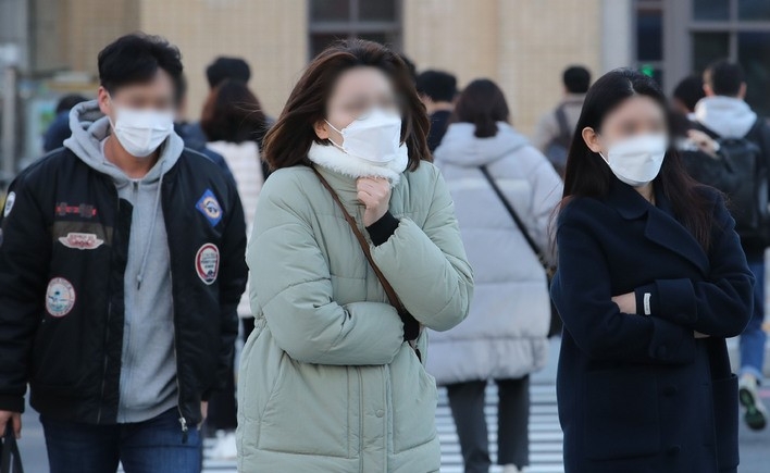 서울을 비롯한 전국 대부분 지역이 영하권 추위를 보이고 있는 지난 12일 오전 서울 종로구 광화문 네거리 인근에서 직장인들이 출근하고 있다.