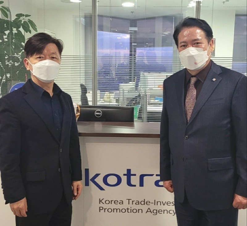 최대호 안양시장(오른쪽)이 독일 뒤셀도르프 코트라 무역관장을 만나 협력을 당부하고 있다.안양시제공