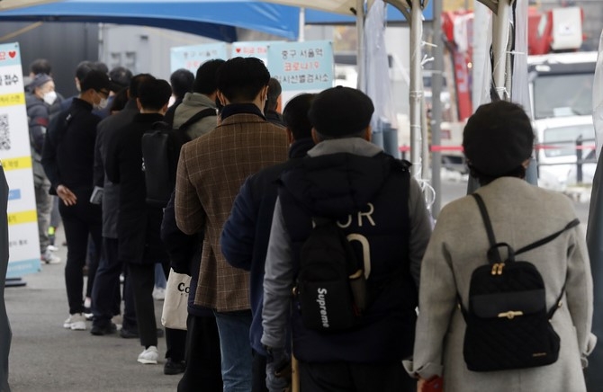 0시 기준 코로나19 신규 확진자가 3034명으로 사흘째 3천명대를 기록하고 있는 지난 19일 서울역 코로나19 임시선별검사소를 찾은 시민이 검사를 기다리고 있다.