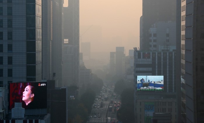 서울을 포함한 중서부 지역에서 초미세 먼지가 나쁨상태를 보인 지난 5일 오전 서울 도심.