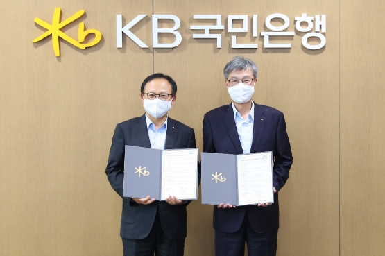 (오른쪽)허인 KB국민은행장과 (왼쪽)정기섭 포스코에너지 사장/사진 제공 = KB국민은행