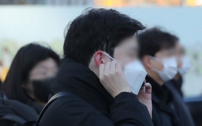 서울을 비롯한 전국 대부분 지역이 영하권 추위를 보이고 있는 지난 12일 오전 서울 종로구 광화문 네거리 인근에서 직장인이 추위에 빨개진 귀를 만지고 있다.