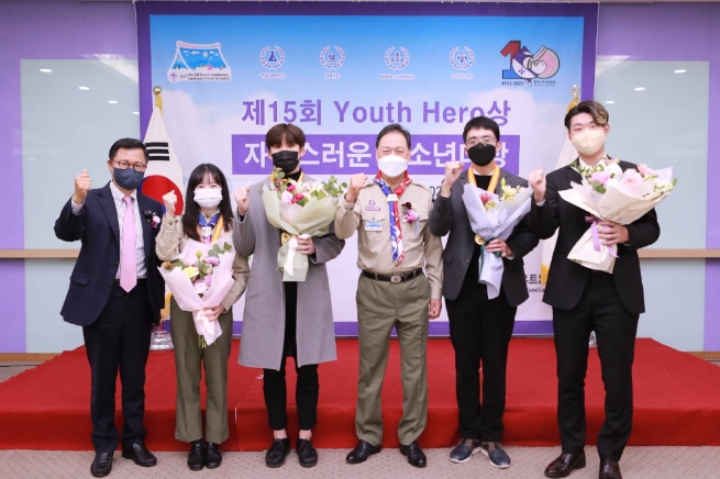 조익성 동아오츠카 대표이사(왼쪽)와 강태선 한국스카우트연맹 총재(비와이엔블랙야크 회장)(왼쪽에서 네번째)/사진 제공 = 동아오츠카