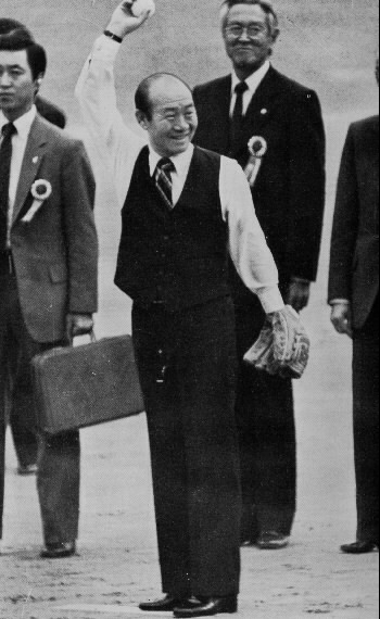 1982년 프로야구 원년 개막식에서 전두환 전 대통령이 시구를 하고 있다.