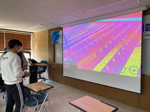 사진=시설물 점검 VR 드론 교육훈련시뮬레이터인‘Real Sky’를 직접 체험해보고 있다.