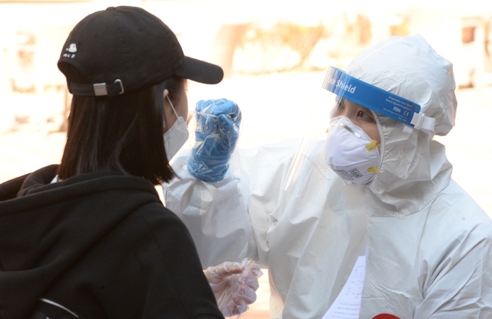 울산 남구 한 고등학교 학생이 코로나19 확진판정을 받은 지난 11일 오전 해당 고등학교 임시 선별검사소에서 한 학생이 코로나19 검사를 받고 있다.
