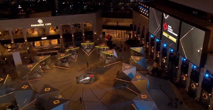 PGC 2021 위클리 서바이벌 1주차 1일차 경기가 펼쳐진 파라다이스 시티 플라자(사진=중계 화면 캡처).