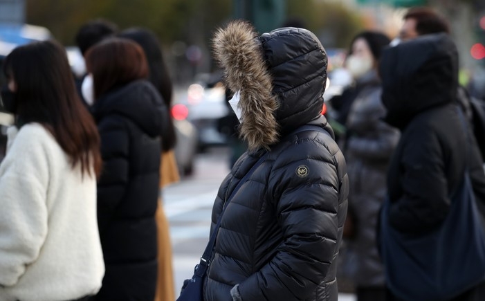 아침 기온이 영하 7도까지 떨어지는 등 추운 날씨를 보인 지난 23일 오전 서울 종로구 세종대로 인근에서 시민들이 이동하고 있다.