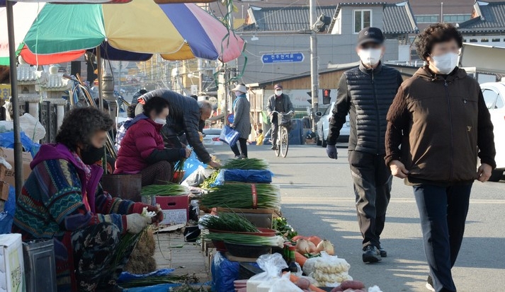 전북 전주천 인근 도깨비시장에서 상인들이 두꺼운 옷을 입고 손님을 기다리고 있다.