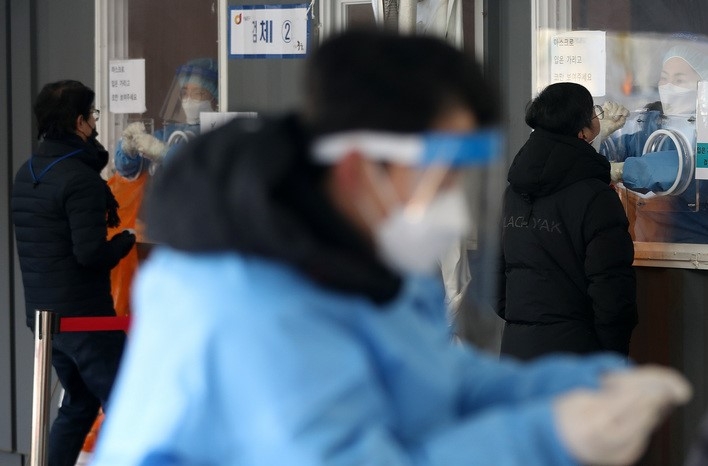 지난 23일 오전 서울 중구 서울역광장 임시선별검사소에서 의료진이 검체를 채취하고 있다.