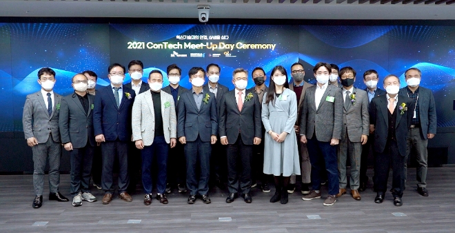 박경일 SK에코플랜트 사장(앞줄 왼쪽 여섯번째)과 선정 기업 대표들/사진 제공 = SK에코플랜트