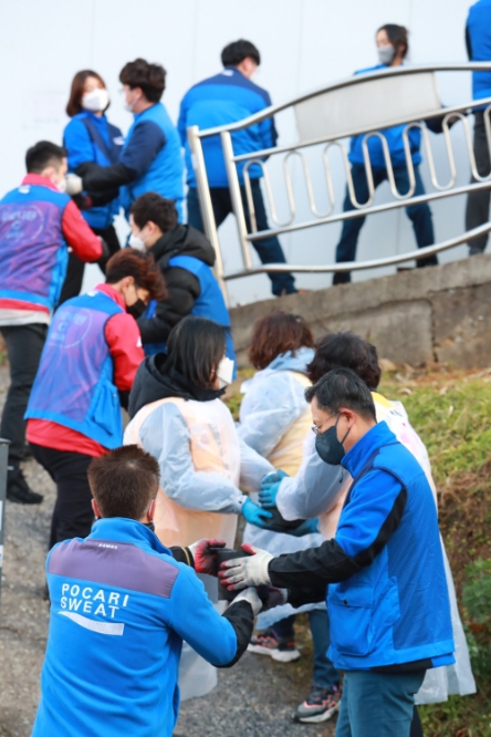 동아오츠카, '사랑의 이온데이' 연탄배달 봉사활동 펼쳐