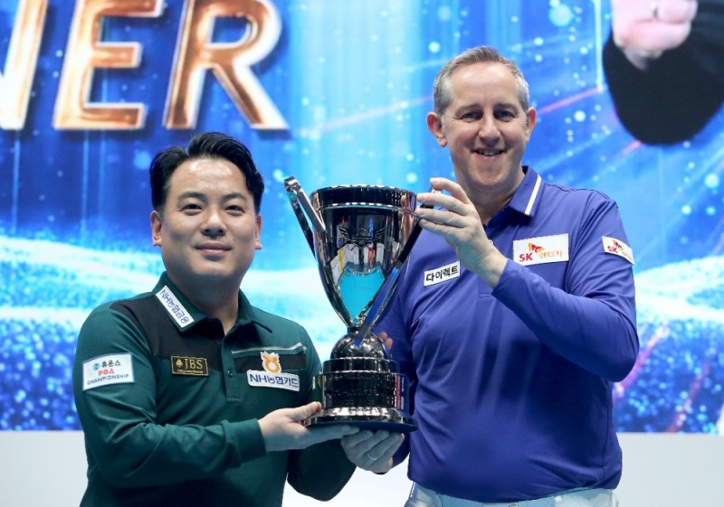 내 우승컵은 아니지만.... 우승자 레펜스(오른쪽)와 준우승자 조재호(사진제공=PBA)