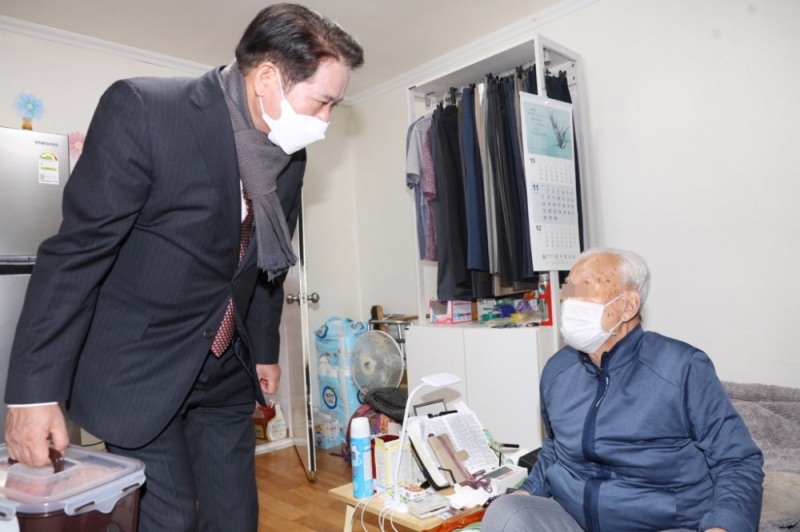 최대호 안양시장이 독거어르신에게 사랑의 김장을 전달하고 있다.안양시 제공