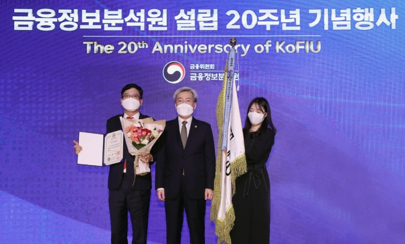 한화손해보험 강성수대표(왼쪽)가 23일 금융위원회 주최로 소공동 롯데호텔 크리스털 볼룸에서 열린 ‘제 15회 자금세탁방지의 날’ 행사에서 자금세탁방지 유공기관으로 국무총리 표창을 받은 후 고승범 금융위원장(가운데)과 기념촬영을 하고 있다. (사진=한화손해보험 제공)