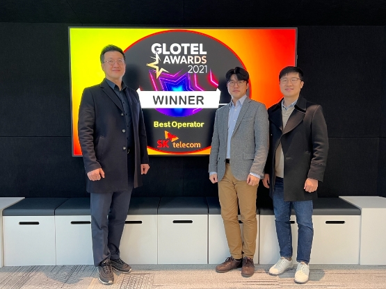 (왼쪽부터) 류탁기 SKT 엑세스개발팀장·최기완·김동욱 매니저 순/사진 제공 = SK텔레콤