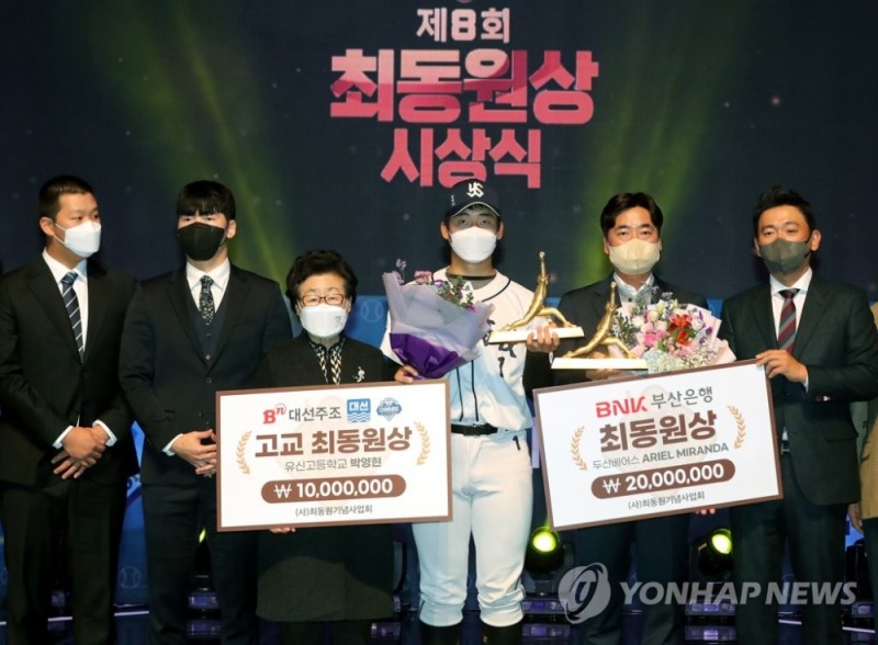 (부산=연합뉴스) 24일 오후 부산 수영구 부산MBC 드림홀에서 열린 제8회 부산은행 최동원상 및 제4회 대선 고교 최동원상 시상식에서 두산 베어스의 미란다 대리수상자인 정재훈 투수코치(오른쪽 두 번째)와 유신고 박영현(오른쪽 세 번째)이 시상식이 끝난 뒤 관계자들과 기념촬영을 하고 있다.